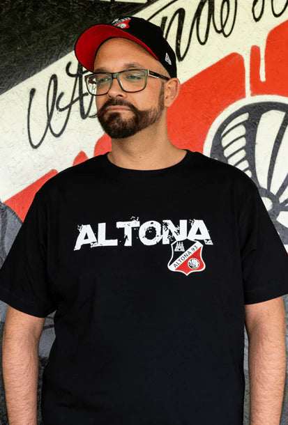 T-SHIRT MIT ALTONA SCHRIFTZUG *NEUAUFLAGE* (SCHWARZ) - shop.altona93.de